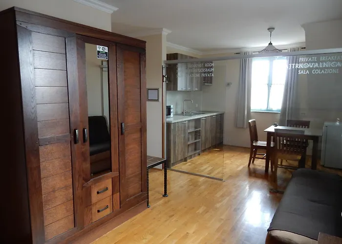 Parma Guesthouse & Apartments